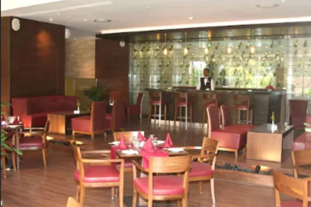 The Retreat - Hotel&centro de convenciones Bombay Exterior foto