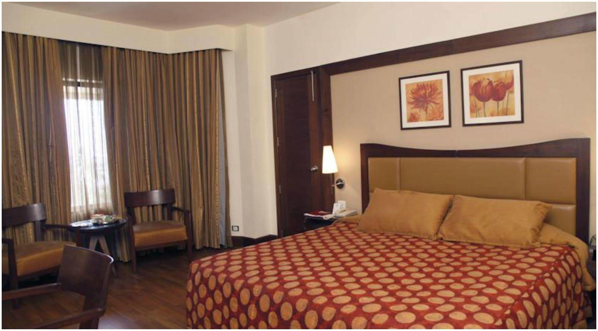 The Retreat - Hotel&centro de convenciones Bombay Exterior foto