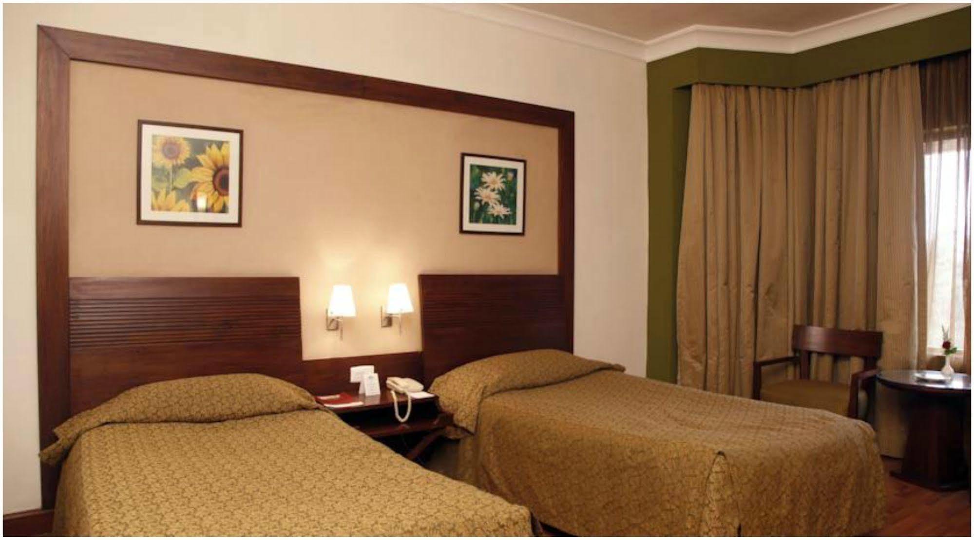 The Retreat - Hotel&centro de convenciones Bombay Exterior foto