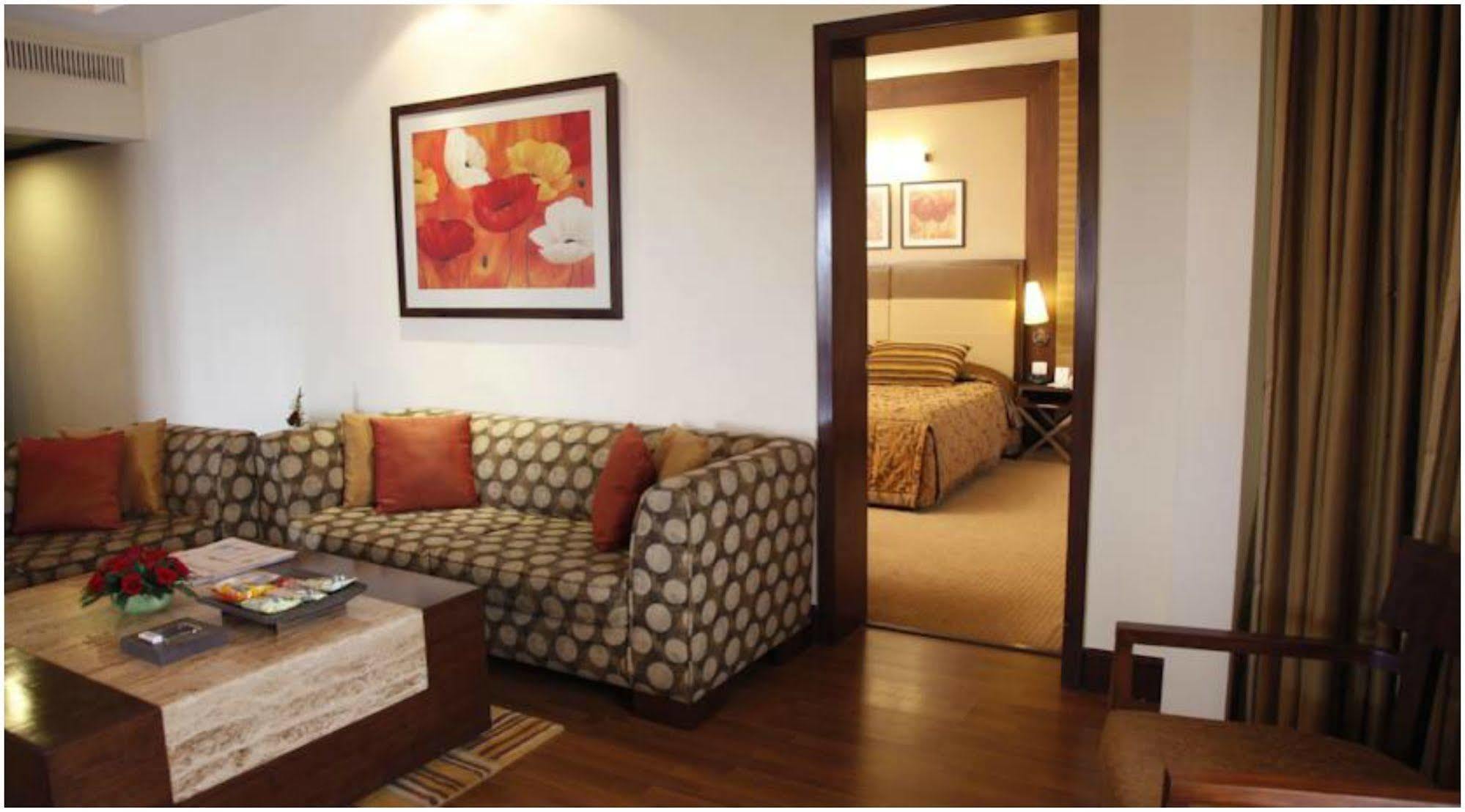 The Retreat - Hotel&centro de convenciones Bombay Exterior foto