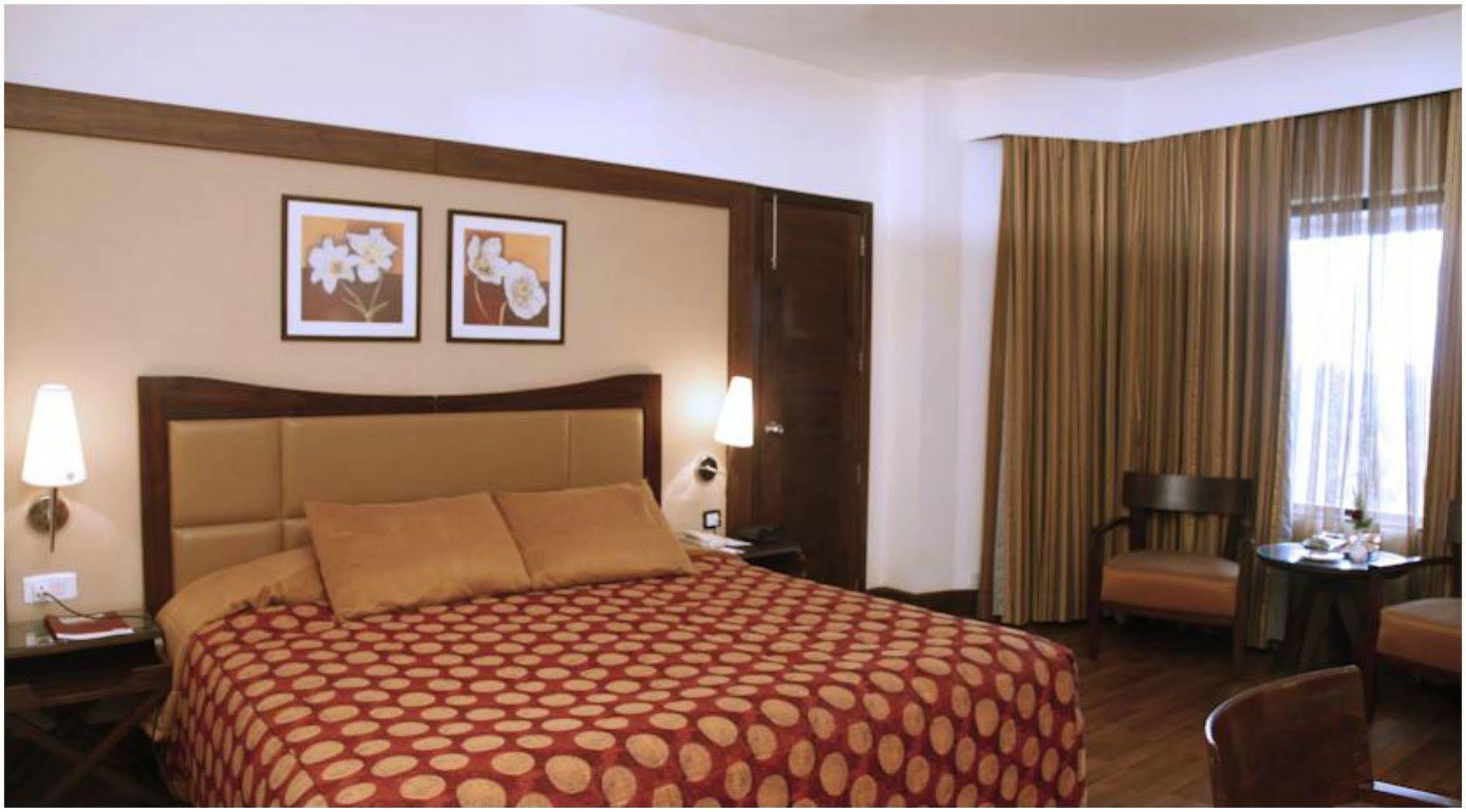 The Retreat - Hotel&centro de convenciones Bombay Exterior foto