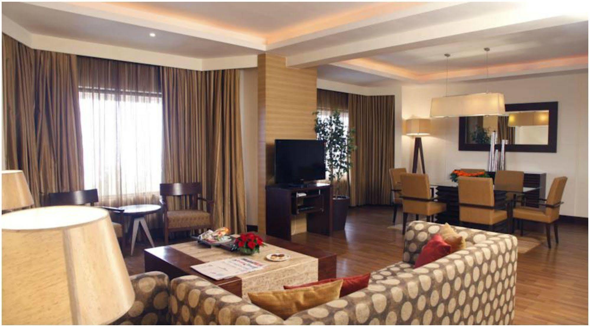 The Retreat - Hotel&centro de convenciones Bombay Exterior foto