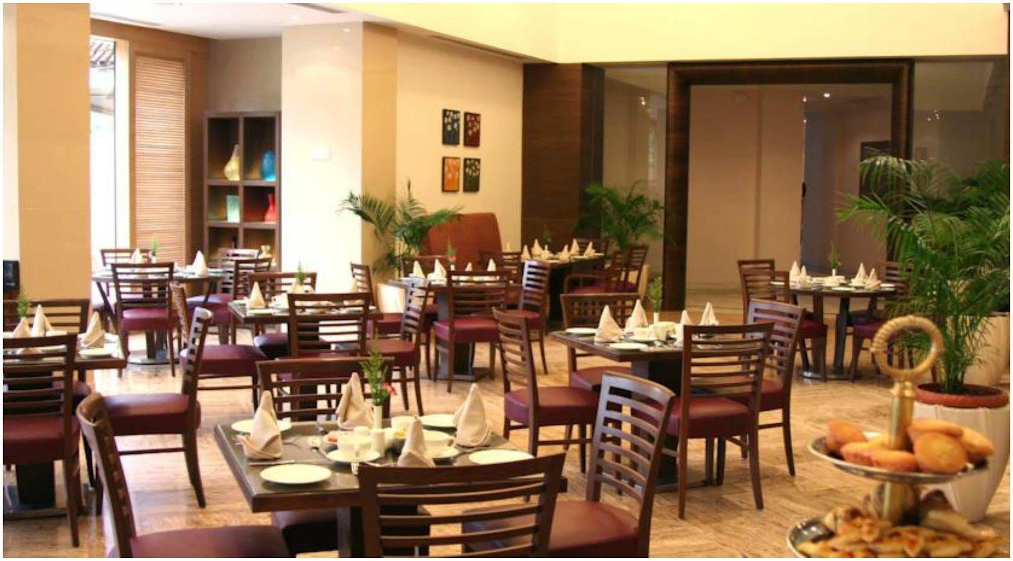 The Retreat - Hotel&centro de convenciones Bombay Exterior foto